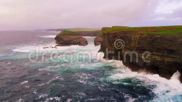 飞越爱尔兰西海岸陡峭的悬崖视频的预览图