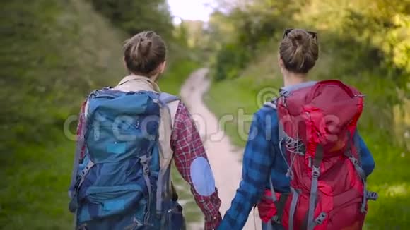 旅游夫妇旅行在大自然中行走视频的预览图