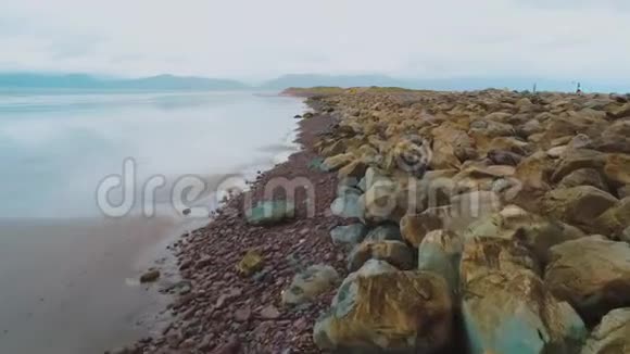 在罗斯贝的岩石海滩上空飞行视频的预览图