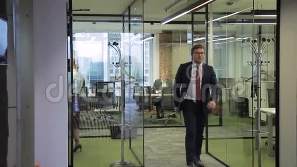 商务人员在办公室工作时使用玻璃隔板视频的预览图