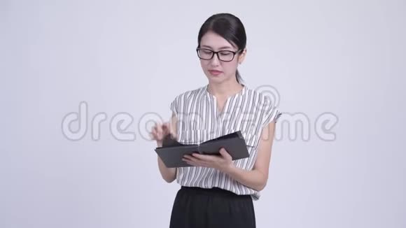 害羞的亚洲女商人用书遮脸视频的预览图