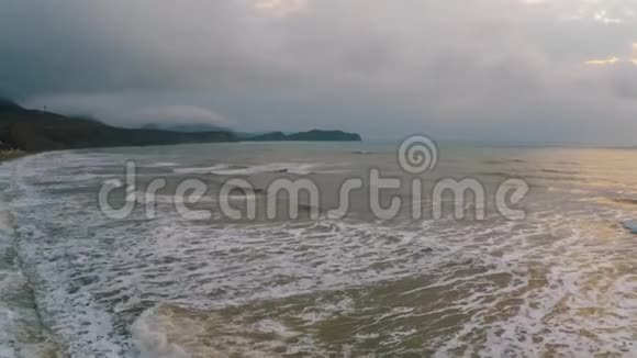 黎明时分海浪冲向海滩视频的预览图