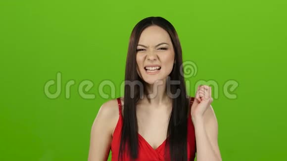 亚洲女孩对人很生气她很生气绿色屏幕视频的预览图