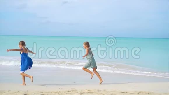 小快乐有趣的女孩在热带海滩玩得很开心流动人口视频的预览图