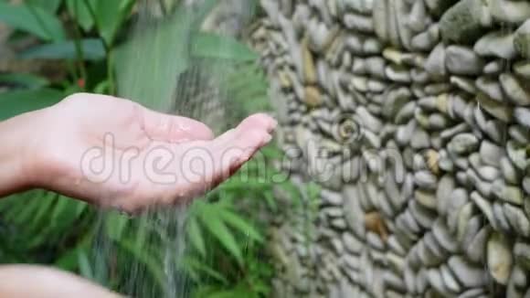 巴厘岛丛林喷泉水溅下女性洗手视频的预览图