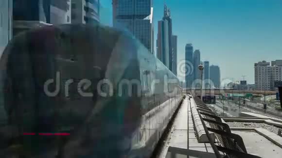迪拜地铁列车沿高架铁路行驶远焦后视精细透视车厢后舱乘车视频的预览图