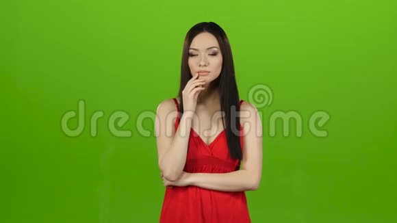 女孩是亚洲人希望赢并交叉她的手指绿色屏幕视频的预览图