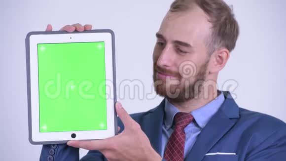 一张脸红胡子的商人展示数码平板电脑视频的预览图