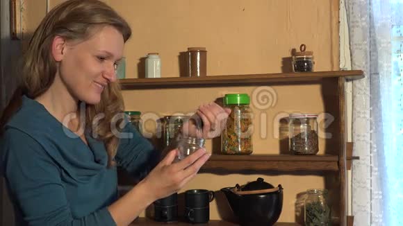 乡下女人把丁香香料倒进小玻璃罐里4K视频的预览图