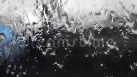 瀑布纹理无缝环隔离在黑色与阿尔法和单独的泡沫层视频的预览图