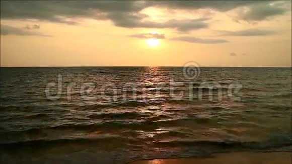 平静的海面上的夕阳视频的预览图