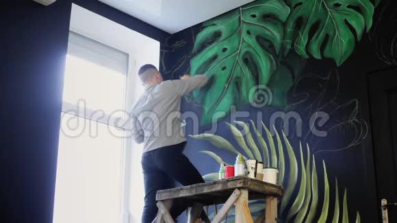 在墙上画画用画笔涂鸦艺术家视频的预览图