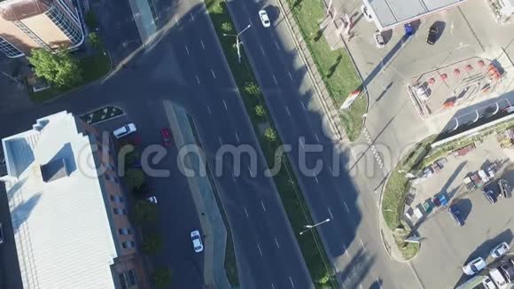 市中心有车的街道俄罗斯斯塔夫罗波尔视频的预览图