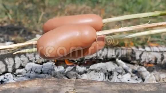 在木炭上烤香肠视频的预览图