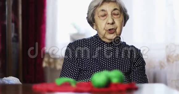 有着深深皱纹的老妇人在家里说话视频的预览图
