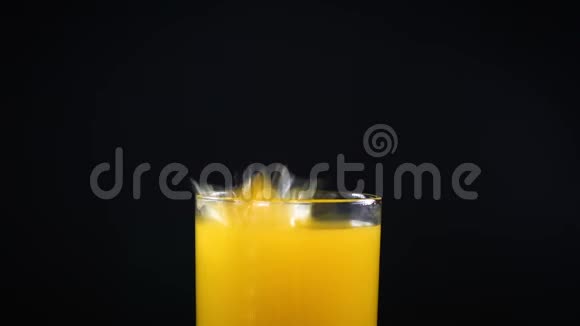 落冰和橙汁视频的预览图