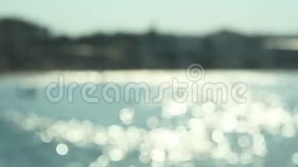 波光粼粼的新鲜波浪水照耀着阳光明媚的夏日抽象模糊的背景在海边视频的预览图