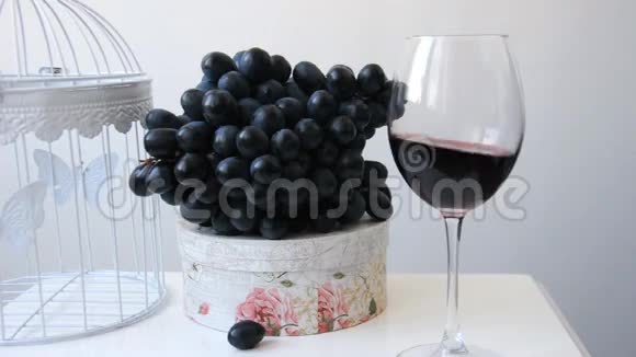 葡萄和葡萄的酒杯视频的预览图