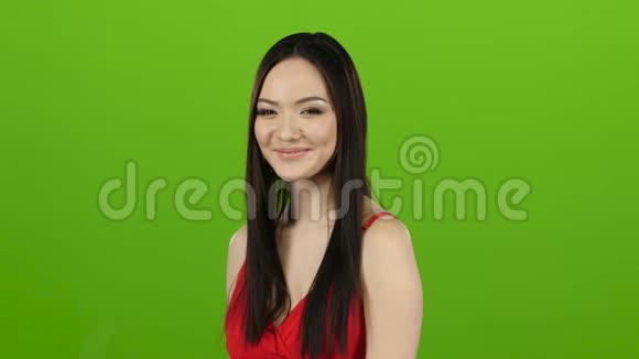 亚洲女孩很开心对她美丽的微笑大声笑绿色屏幕视频的预览图