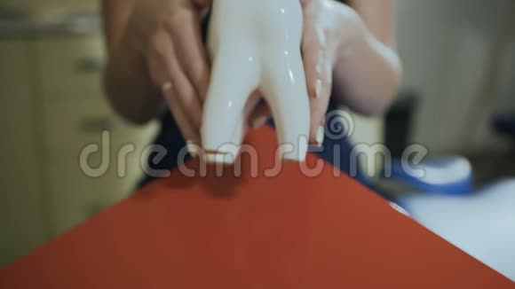 在牙医的手里盖上牙章口腔科服务牙科植入物视频的预览图