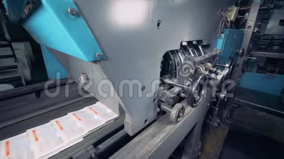 报纸在印刷办公室的传送带上移动印刷厂设备视频的预览图