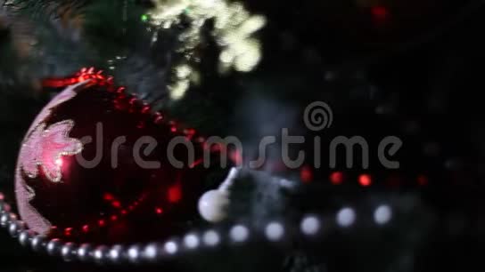 圣诞礼品盒放在灯光背景下的圣诞球视频的预览图