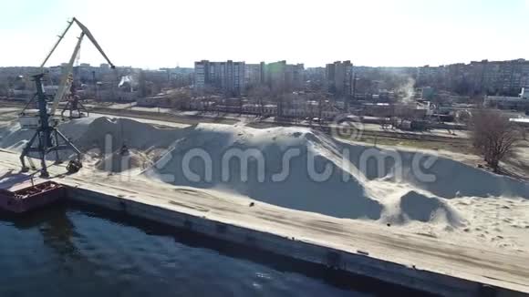 空中无人机在河岸上的塔吊的镜头视频的预览图