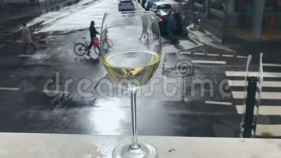 在模糊的城市街道上喝白葡萄酒视频的预览图