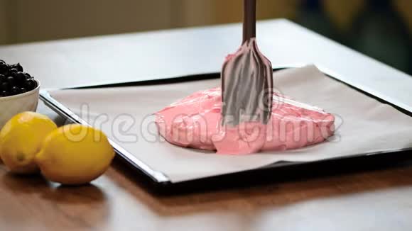 基地为帕夫洛娃梅林盖为基础的甜点装饰漩涡被添加到扁平的奶油蛋清和糖混合物上视频的预览图