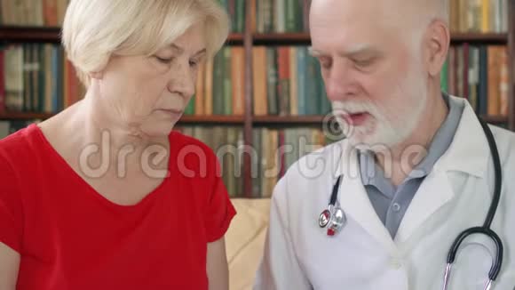 男性在职专业医生高级医生在家用注射器给病人注射视频的预览图