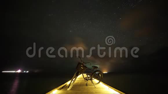 时光流逝的夜空星辰自行车和甲板视频的预览图