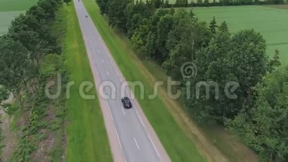 黑色汽车越野车天空白色蓝色驾驶田野自然旅行道路乡村土地风景视频的预览图
