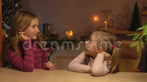 妈妈给女孩们热巧克力视频的预览图