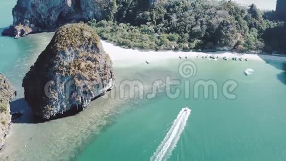 泰国美丽的Railay海滩附近的船景视频的预览图