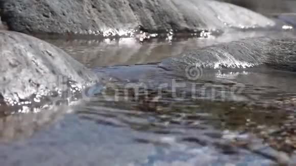 水流岩石干净清新视频的预览图