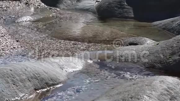 水流岩石干净清新视频的预览图