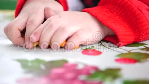小小的彩色糖果孩子们的手从桌子上拿糖果视频的预览图