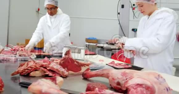 肉贩在肉厂切肉和检查肉的重量视频的预览图