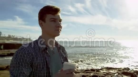 一个讨厌的家伙在海边喝咖啡视频的预览图