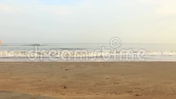 早上在海滩上奔跑的女人视频的预览图
