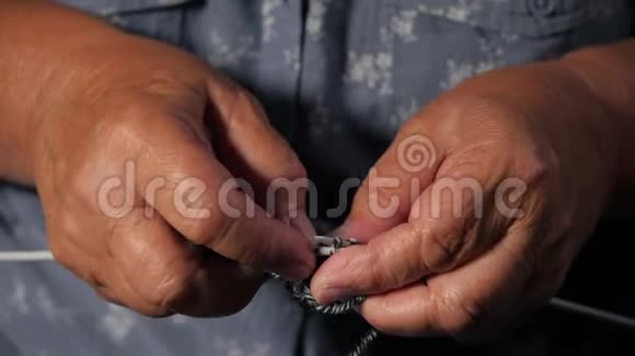 双手合拢皱纹的老年妇女编织羊毛纱毛衣或围巾过冬外祖母在视频的预览图