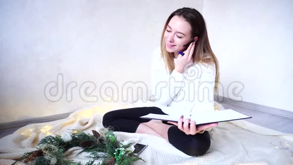 忙碌的女商人在家工作在耳机上做决定在明亮的格子地上坐着视频的预览图