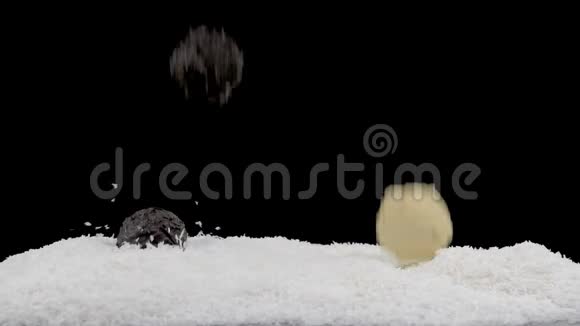 巧克力块菌落在黑色椰子片上视频的预览图