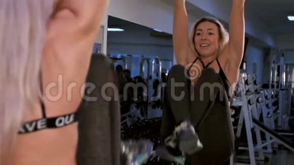 女运动员在健身俱乐部的模拟器上站起来视频的预览图