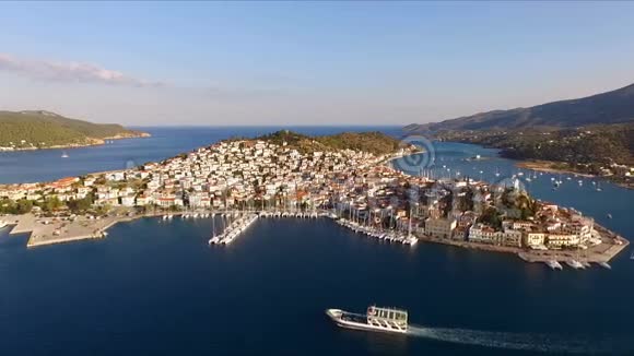 地中海中的希腊波罗岛景观鸟瞰空中视频拍摄许多游艇视频的预览图