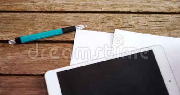 4k木桌上的数字平板电脑黑咖啡钢笔和白纸视频的预览图