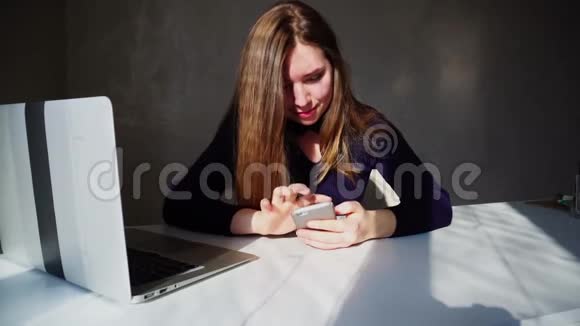 女生用手机写演讲稿进行辩论视频的预览图