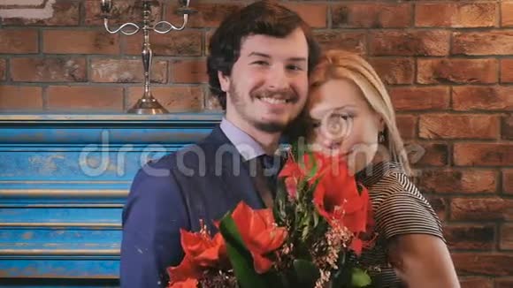 一个男人和一个女人在咖啡馆里拿着花的画像视频的预览图