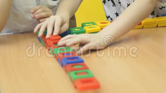 幼儿手玩彩色积木视频的预览图