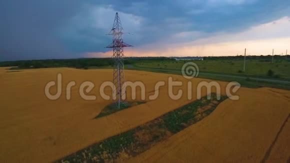 地平线上乌云的空中拍摄麦田在前方视频的预览图